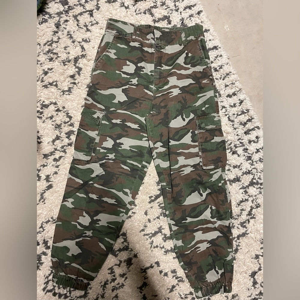•• Camo Cargo Pants ••